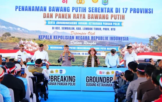Petugas Polri dan petani melakukan penanaman bawang putih di lahan Sembalun, Lombok Timur