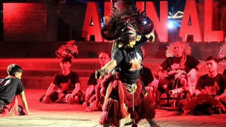 Pagelaran Barongan Kucingan Blitaran di Alun-Alun Lodoyo saat Hari Jadi Blitar ke-702