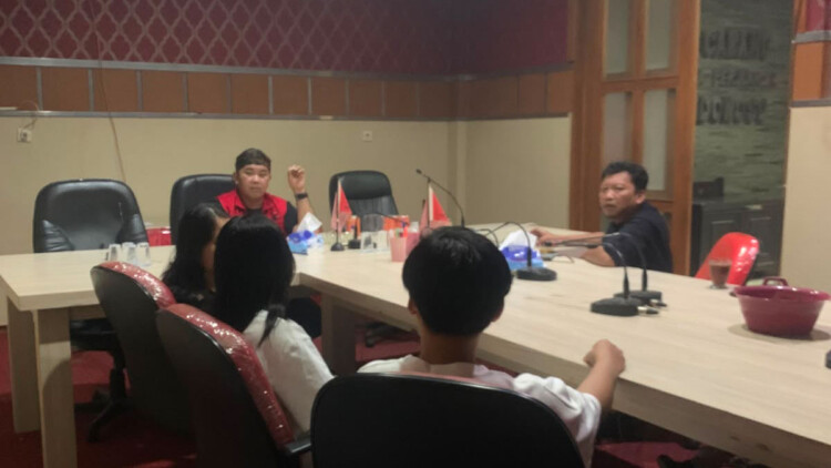 Kantor DPC PDI Perjuangan Bondowoso tempat penampungan sementara tiga perempuan