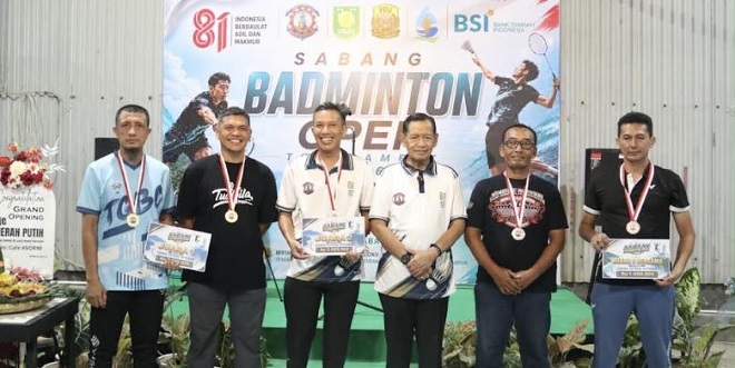 Penyerahan hadiah turnamen badminton dan pembukaan Cafe Merah Putih di Sabang