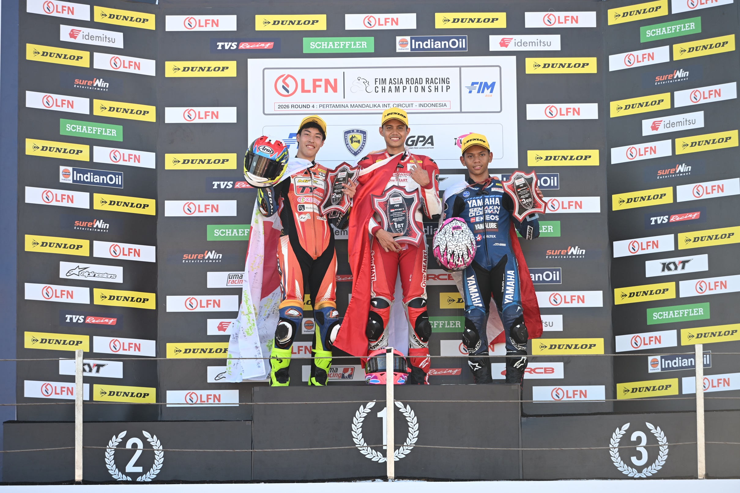 Irfan Ardiansyah merayakan kemenangan Race 2 AP250 di Mandalika ARRC 2026