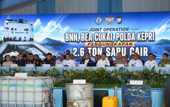 Kapal MV Ocean Porter dan barang bukti sabu cair diamankan di Kepulauan Riau