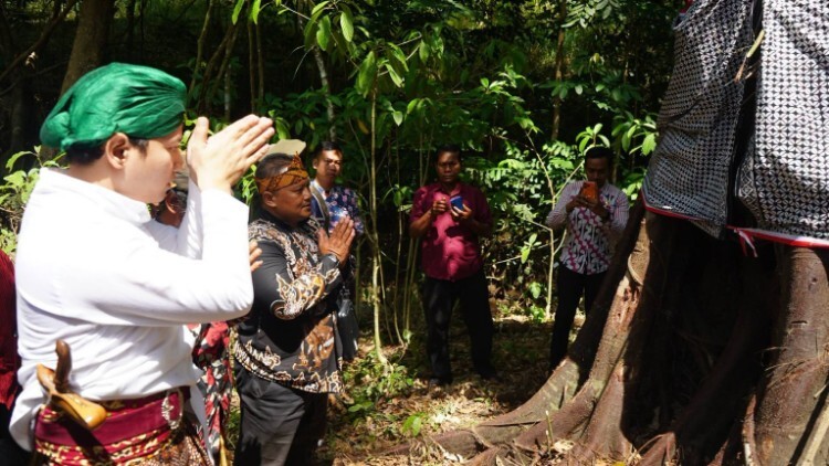 Ritual Meteri Bumi di sumber mata air Sumbergedong, Trenggalek