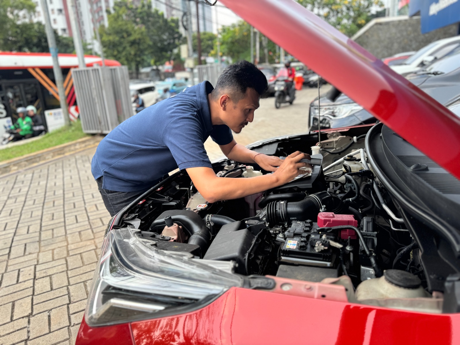 Booth OLXmobbi di GIIAS 2026 dengan pengunjung melihat mobil dan promosi program KEJUTAN