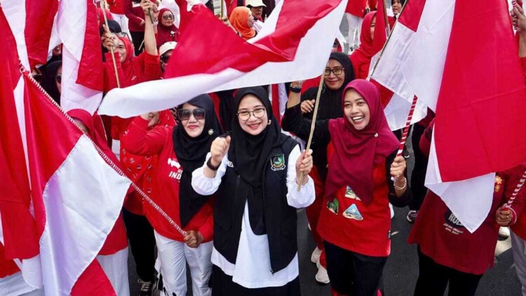 ASN membagikan bendera Merah Putih kepada warga di CFD Jalan A. Yani Banyuwangi