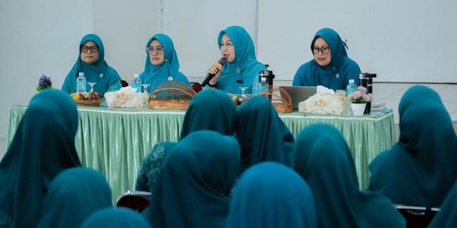Ketua TP PKK Aceh Besar Rita Mayasari memimpin rapat di Ingin Jaya