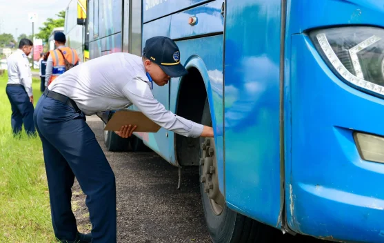 Ilustrasi pemeriksaan kelaikan bus di terminal oleh petugas