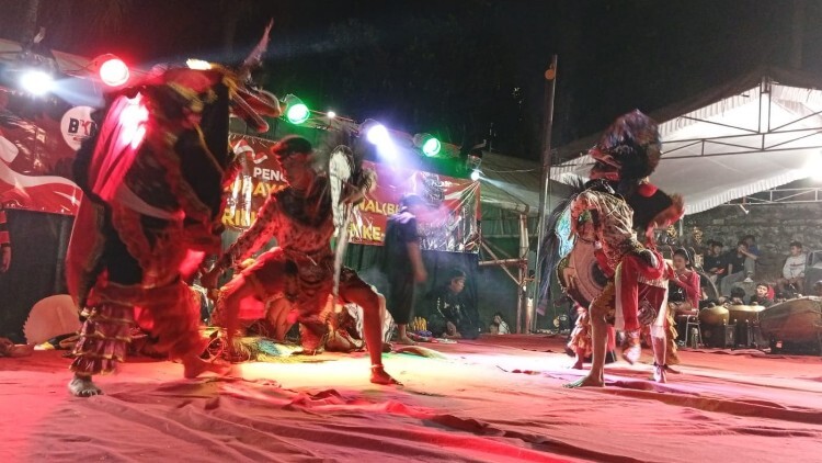 Penari jaranan dan gamelan di halaman DPC PDI Perjuangan Trenggalek