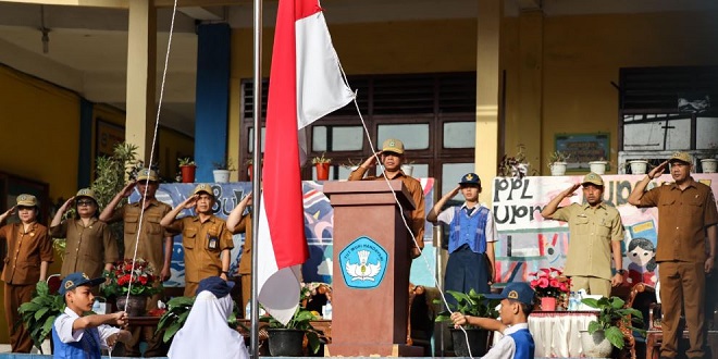 Sekda Junaedi memimpin upacara dan meninjau MBG di SMPN 12 Pematangsiantar