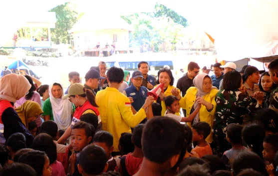 Siswa dan guru di lokasi pengungsian menggunakan tenda ruang kelas darurat setelah gempa di Flores