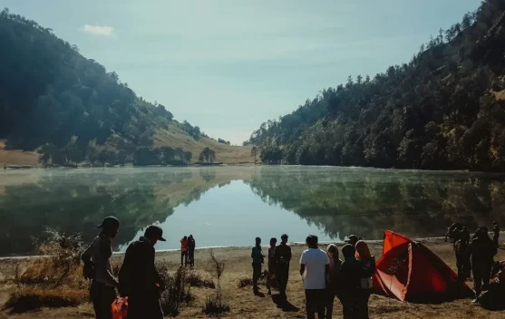 Asap kebakaran hutan di lereng Gunung Semeru dekat Ranu Kembang