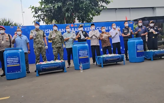 Pemusnahan rokok dan minuman keras ilegal oleh Bea Cukai Banten