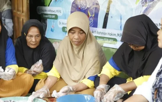 Pelatihan pengolahan ubi talas oleh tim UNY dan anggota KWT Ngasem Mandiri di Kalurahan Banjarharjo