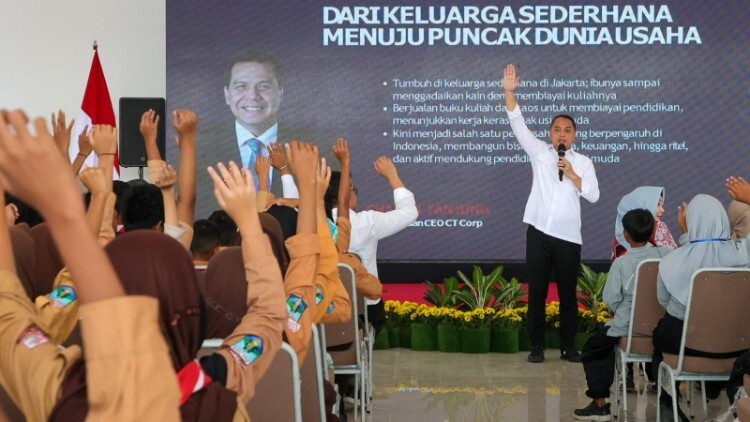 Wali Kota Eri Cahyadi menghadiri MPLS di Sekolah Rakyat Terintegrasi SRT 2 Surabaya