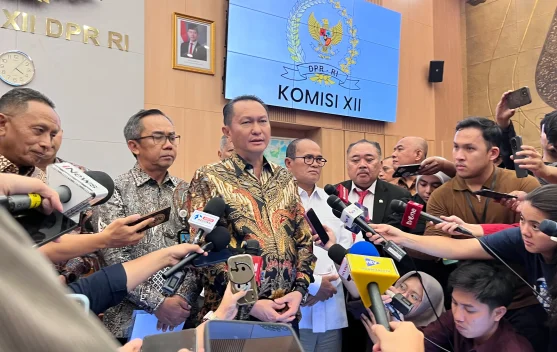 Panel surya di lahan luas menggambarkan target PLTS 100 GW dalam RUPTL menuju 2034
