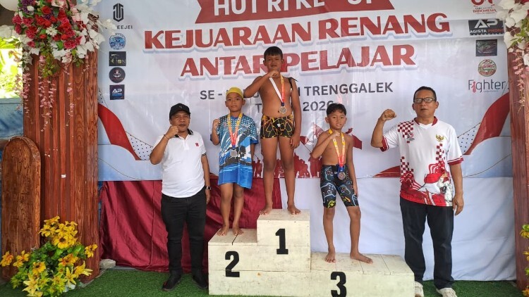 Atlet pelajar berlomba di Kolam Renang Akuatik Banyu Biru Trenggalek