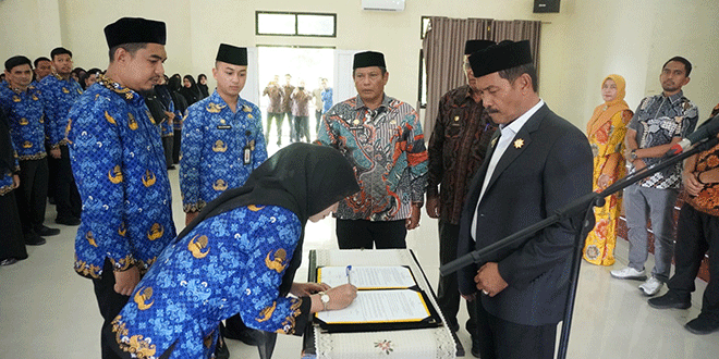 Wabup Aceh Besar menyerahkan SK dan melantik PNS di Aula SKB Kota Jantho