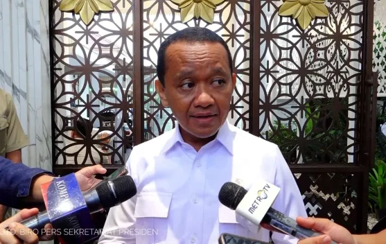 Menteri ESDM Bahlil Lahadalia dalam acara resmi dengan latar konferensi
