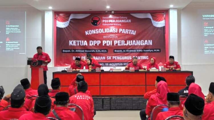 Penyerahan SK pengurus ranting PDI Perjuangan Kabupaten Malang saat konsolidasi