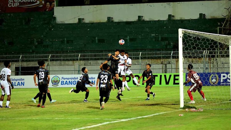 Pemain Banteng Papua Tengah merayakan gol di Stadion Gelora Bangkalan