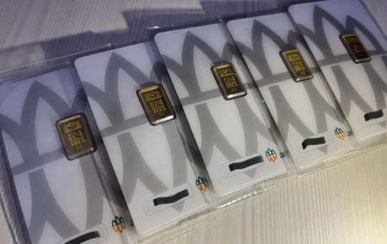Logam emas batangan Antam dengan harga per gram yang ditampilkan
