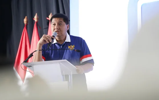Menteri Maruarar Sirait meninjau penerima manfaat KUR Perumahan di Surabaya