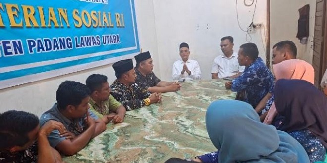 Marwan Dasopang foto bersama Tim Kerja PKH Kabupaten Paluta