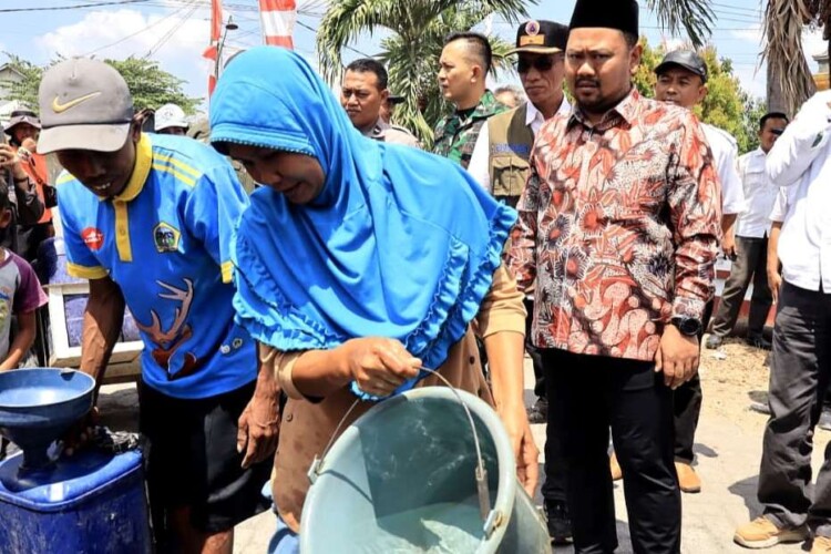 Distribusi air bersih ke Desa Tenggor, Gresik