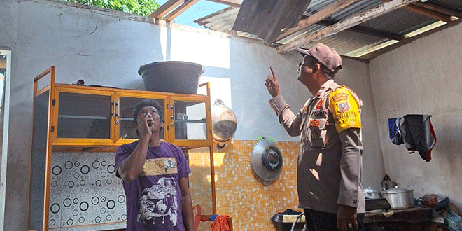 Rumah warga di Pematangsiantar rusak akibat angin kencang; atap terbang