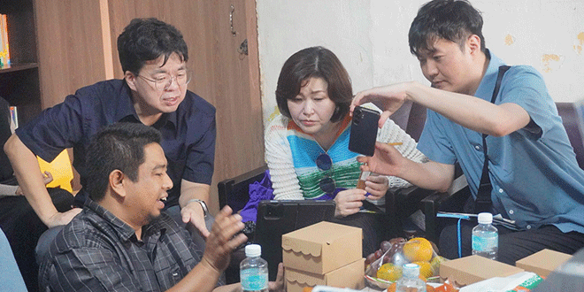Rombongan perpustakaan Seoul berfoto bersama pengurus RUMAN Aceh di sekretariat