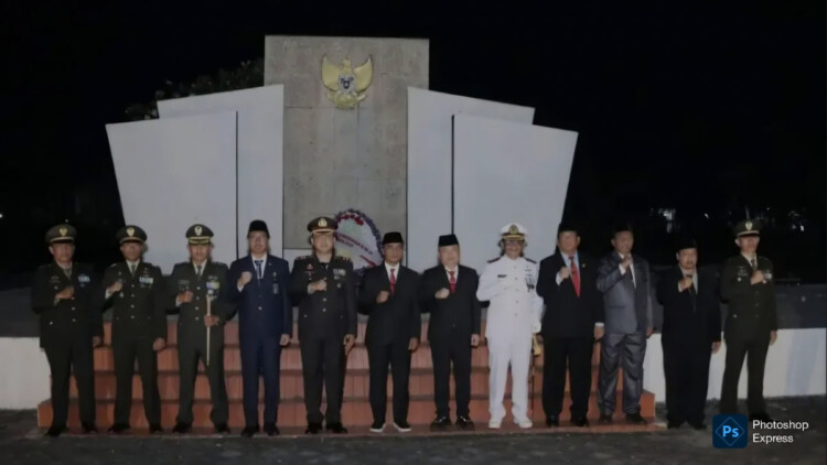 Upacara renungan suci di Taman Makam Pahlawan Bangkalan pada malam Proklamasi 2026