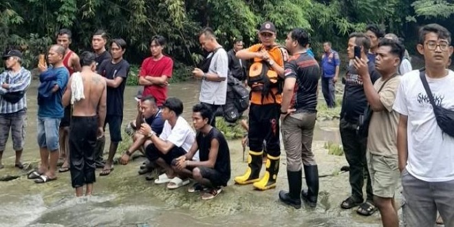 Tim gabungan melakukan pencarian anak yang hanyut di Sungai Bah Sosopan, Siantar Martoba