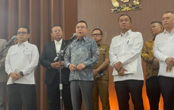 Ilustrasi pengemudi ojek daring berdiskusi soal aturan tarif