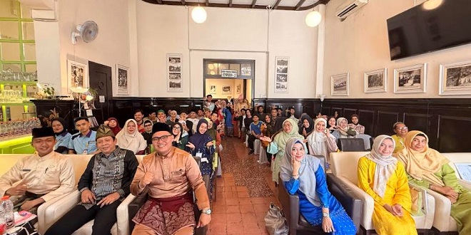 Peserta dan panitia acara Cakap Melayu di Medan