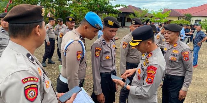 Pemeriksaan HP dan penampilan personel Polres Tapanuli Tengah saat Gaktibplin di Mapolres