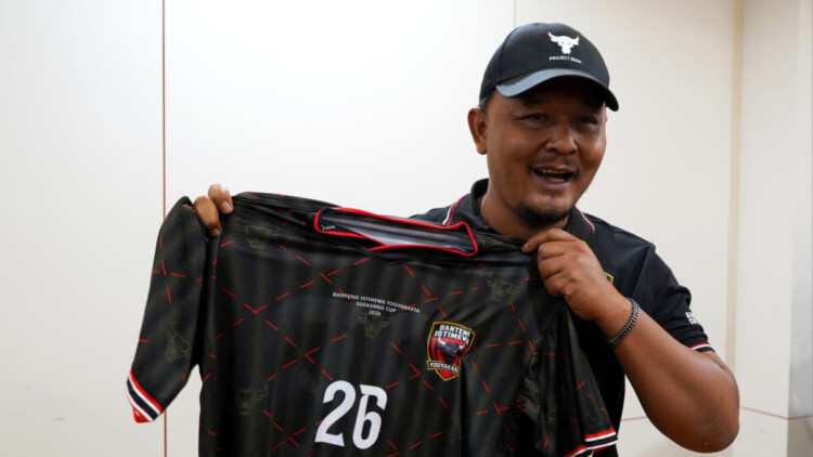 Skuad Banteng Istimewa Yogyakarta dengan jersey hitam tiba di Surabaya