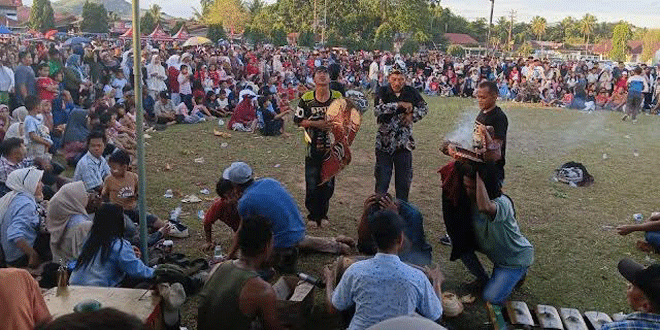 Pertunjukan kuda kepang di Lapangan SMA Negeri 3 Padangsidimpuan saat perayaan HUT RI