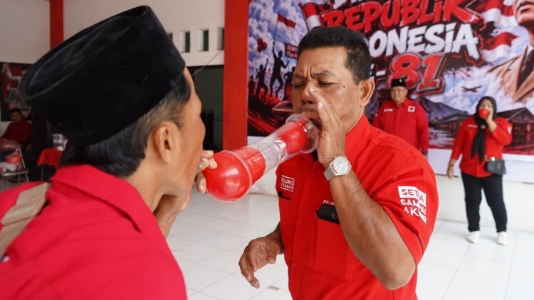 Kader PDI Perjuangan Kabupaten Kediri saat upacara peringatan HUT ke-81 Kemerdekaan RI