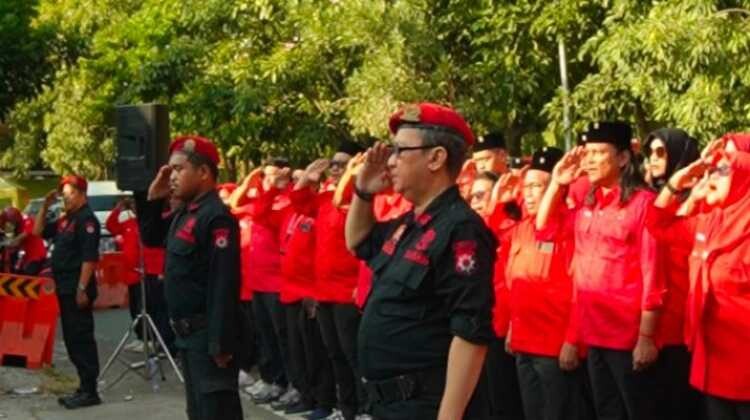 Upacara HUT ke-81 PDI Perjuangan Surabaya di Kantor DPC Jalan Setail