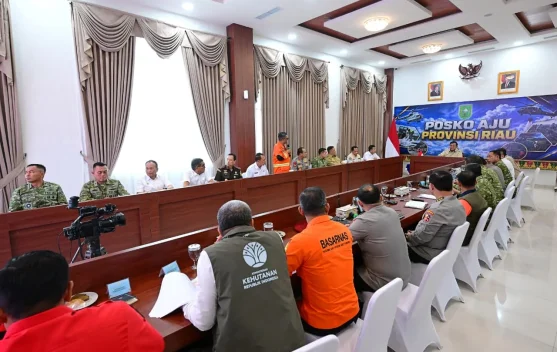 Presiden Prabowo memimpin rapat penanganan karhutla di Pekanbaru