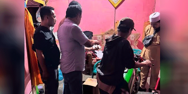 Petugas saat penggeledahan lokasi dugaan peredaran narkoba di Desa Kampung Padang