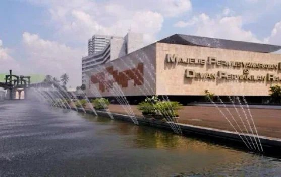 Ilustrasi gedung parlemen MPR RI dengan bendera Merah Putih berkibar