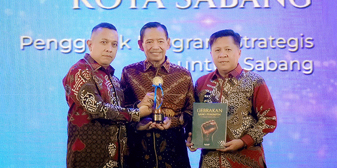 Wakil Wali Kota Sabang menerima Serambi Awards 2026 di Banda Aceh