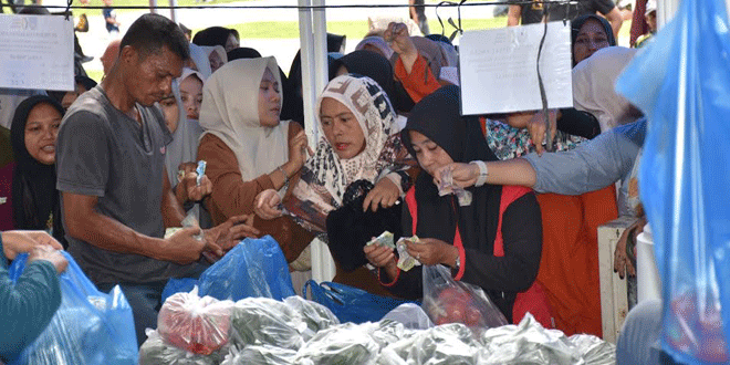 Kerumunan warga di CFD Lapangan Merdeka Langsa saat hari minggu pagi