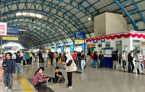 Penumpang dan petugas keamanan di Stasiun Palmerah saat operasional normal