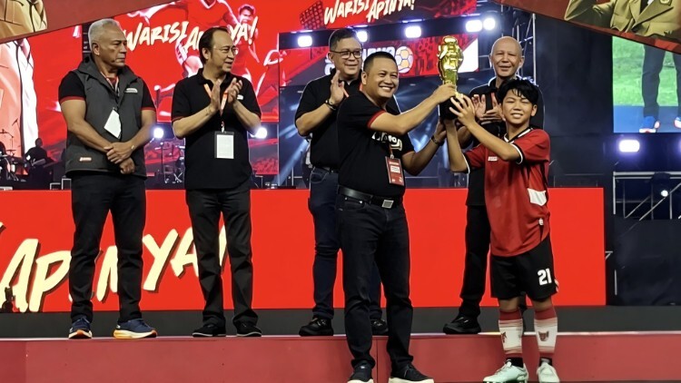 Muhammad Fazri Marsandi mengangkat trofi Best Player setelah Jawa Barat juara Soekarno Cup 2026