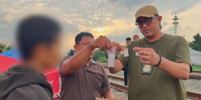 Petugas kepolisian mengamankan barang bukti sabu dan tersangka di kawasan Tembung, Deliserdang