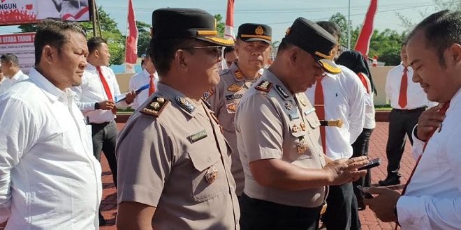 Kapolres memimpin apel dan memeriksa handphone personel Polres Simalungun