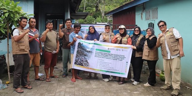 Pelatihan pembuatan pakan unggas dari limbah ikan di Desa Hajoran