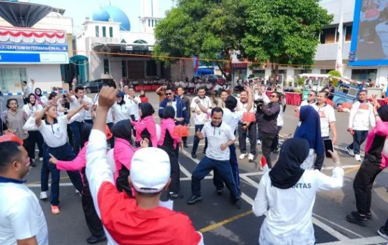 Personel Korlantas mengikuti olahraga bersama dan perlombaan di Lapangan NTMC